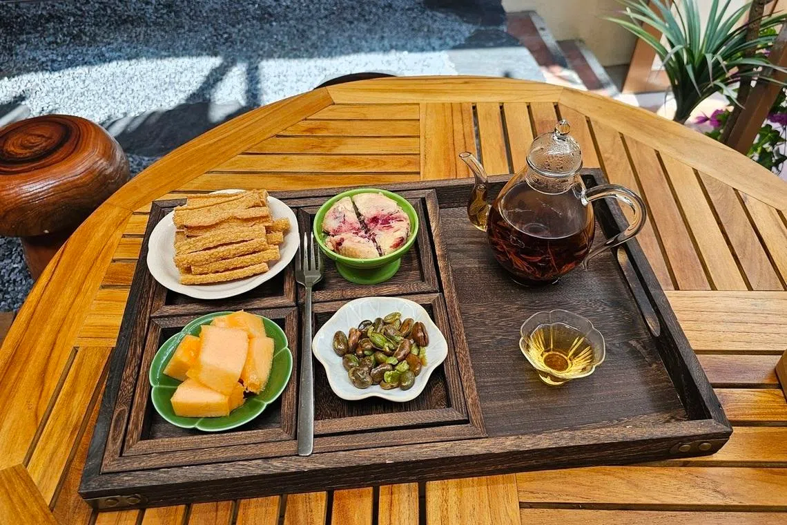 云南风味下午茶，鲜花饼、荞麦脆条等小点，搭配普洱茶，清香回甘，甜咸相映。（黄亿敏摄）