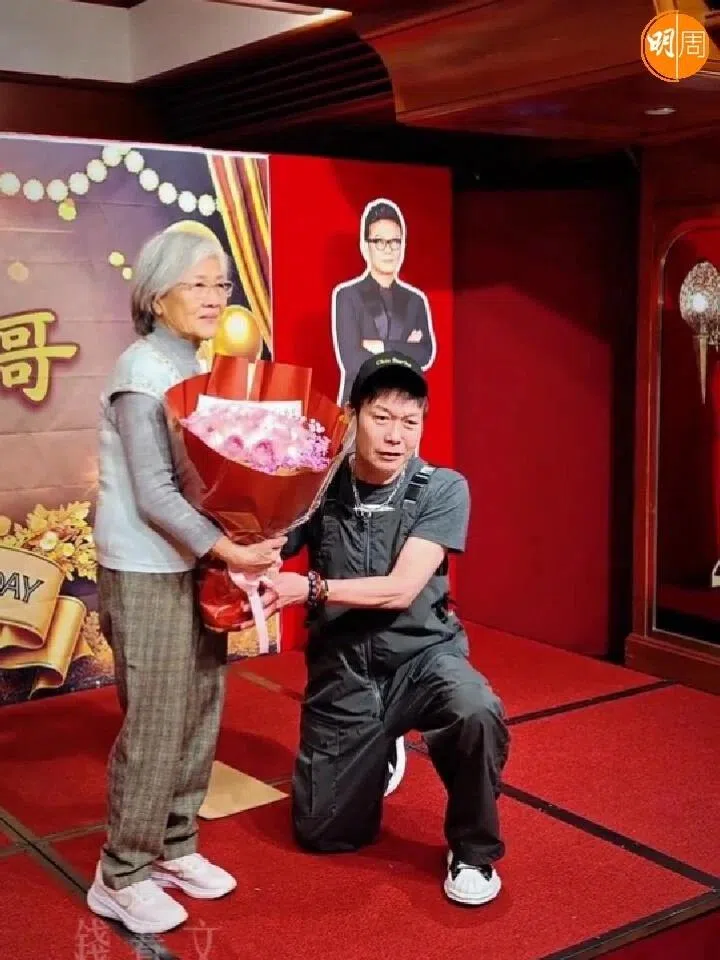 钱小豪（右）在生日会上向母亲半跪献花。（互联网）