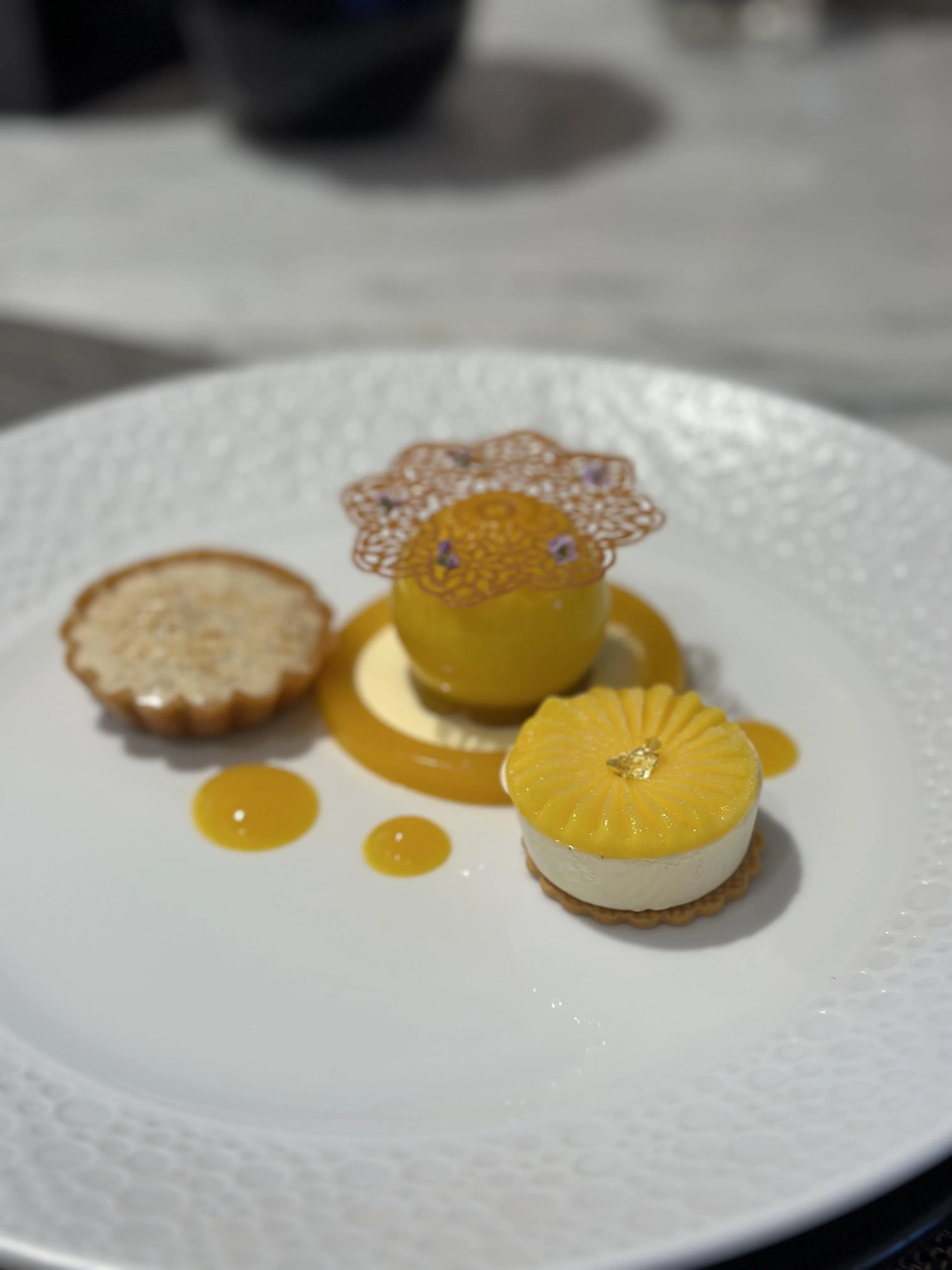 酒店甜点师傅黄百滈精心制作的得奖甜品“Exotique Baba au Rhum”，以椰子、芒果、百香果及柠檬草为主食材。（叶晓虹摄）