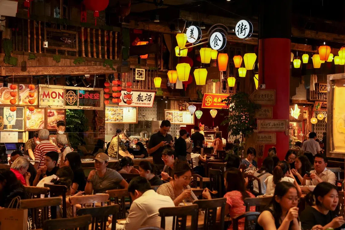 位于怡丰城的大食代食阁翻新后开业，装潢富有50年代的怀旧风。（龙国雄摄）