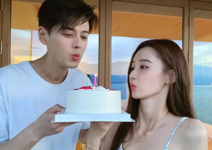 郭品超2021年认爱小19岁的大陆女星马泽涵，热恋时放话2023年结婚。（取自艺人微博）