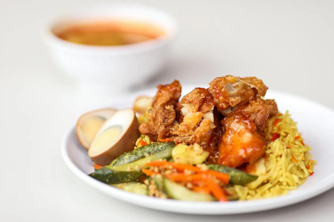 炸鸡排印度香饭，鸡排美味，米饭不油腻。（刘欣怡摄）