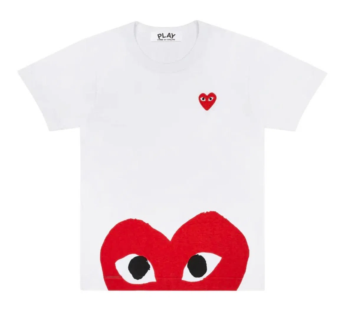 Comme des Garcons Play T恤上的心形辨识度极高。（Comme des Garcons图片）
