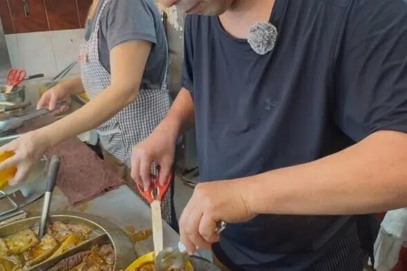 卤味是粿汁的灵魂，内脏的处理过程繁琐。（翁铭芯摄）