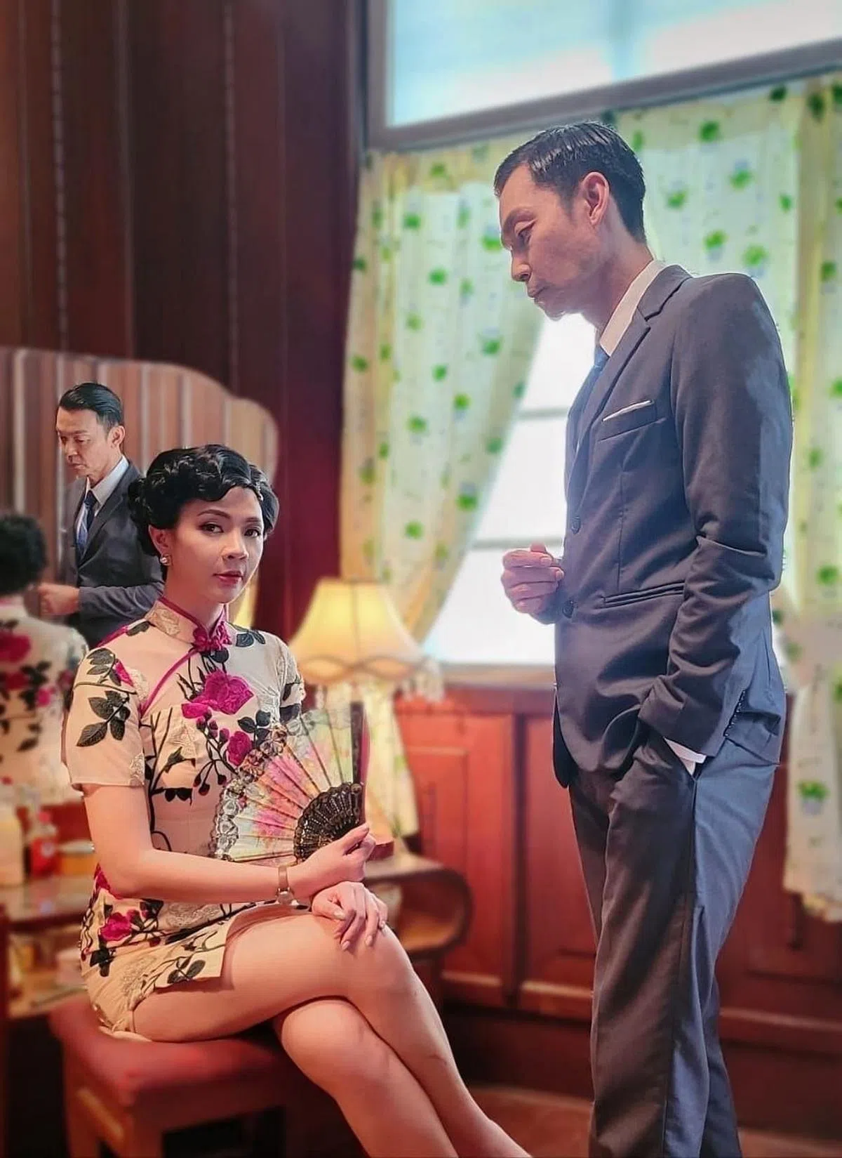 李国煌（右）在《发财联盟》搬演《花样年华》桥段。（受访者提供）