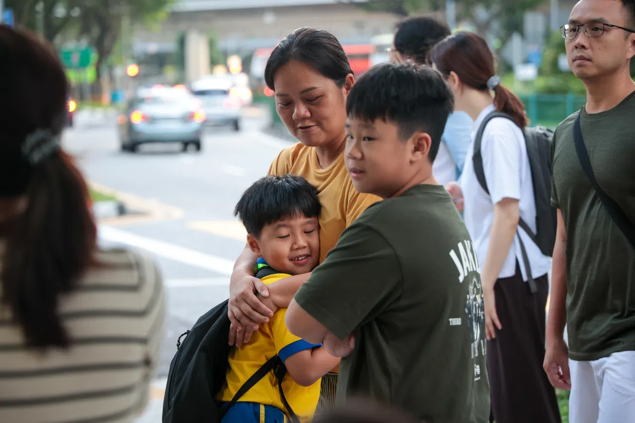 全国中小学和幼儿园迎来新学年。今年约有3万7800名小学一年级新生踏入校园，开启他们的小学生活。（张俊杰摄）