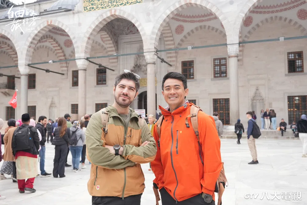 图佳（左）带融融参观土耳其的蓝色清真寺。（互联网）