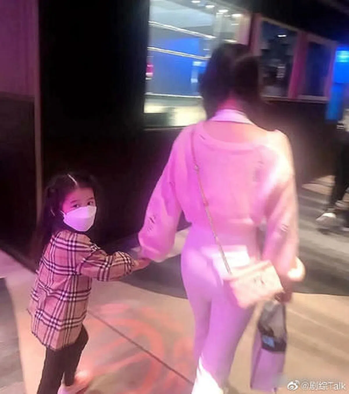 方媛被拍到带大女儿离开餐馆。（取自微博）