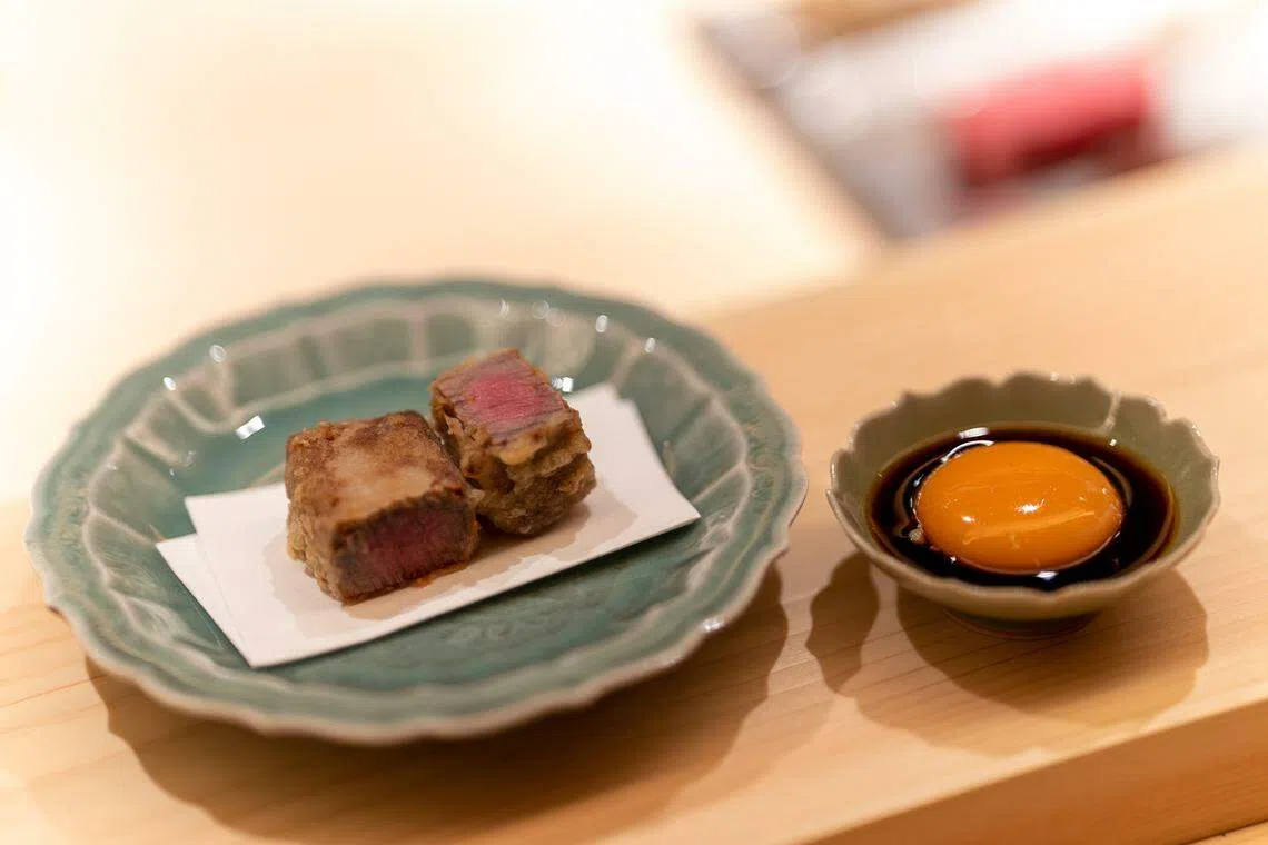 不同食物配不同蘸料，如A5宫崎牛肉配寿喜烧酱。（餐馆提供）