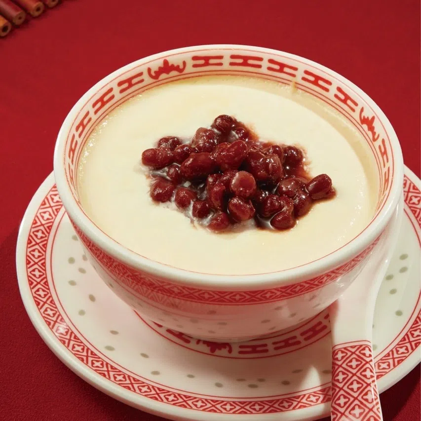 餐馆也供应红豆双皮奶等经典港式甜品。（餐馆提供）