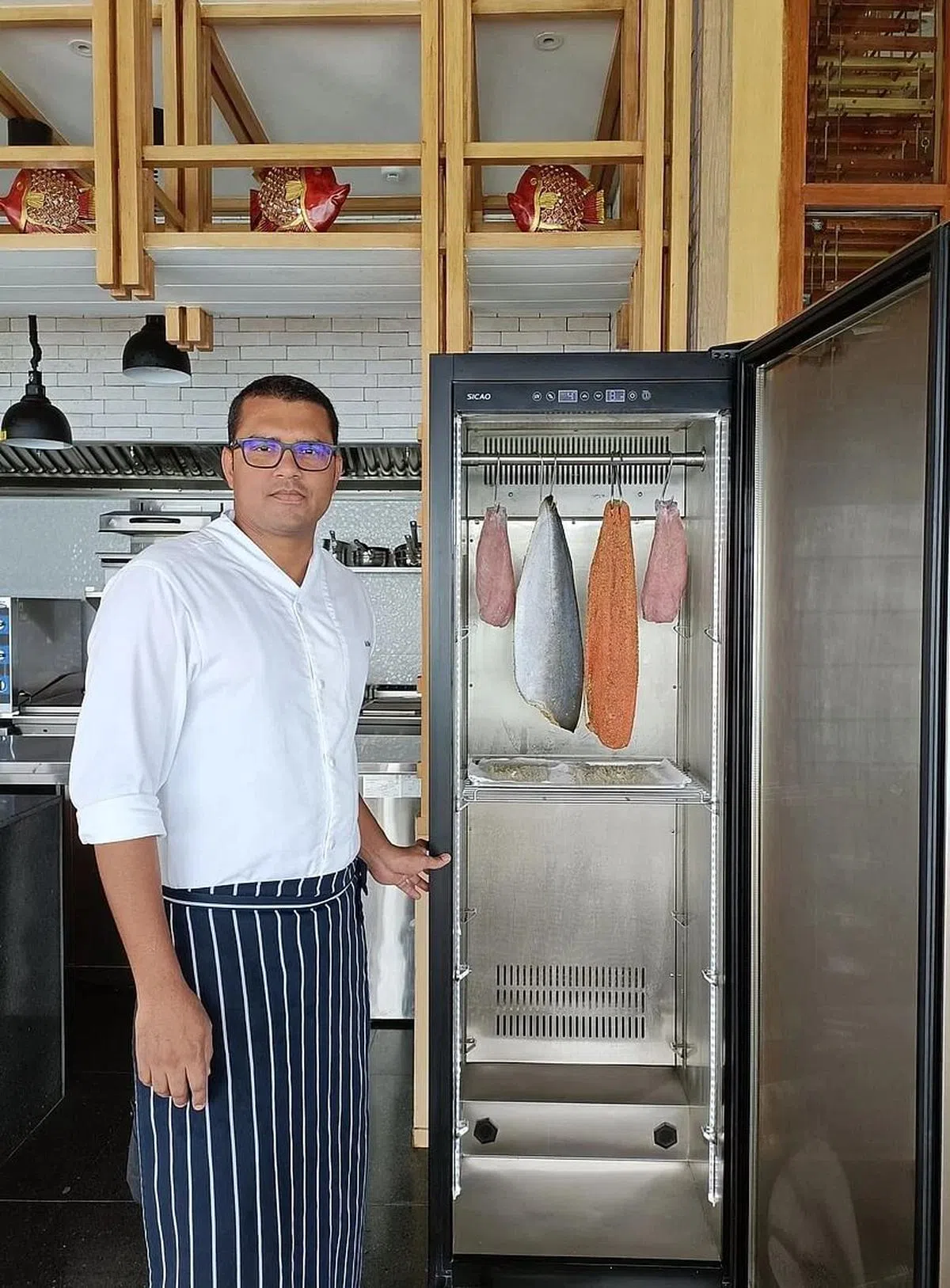 希尔顿马尔代夫阿敏吉里全别墅度假村Origin餐馆主厨阿克列施梅农，以特制熟成柜处理鱼肉。（黄亿敏摄）