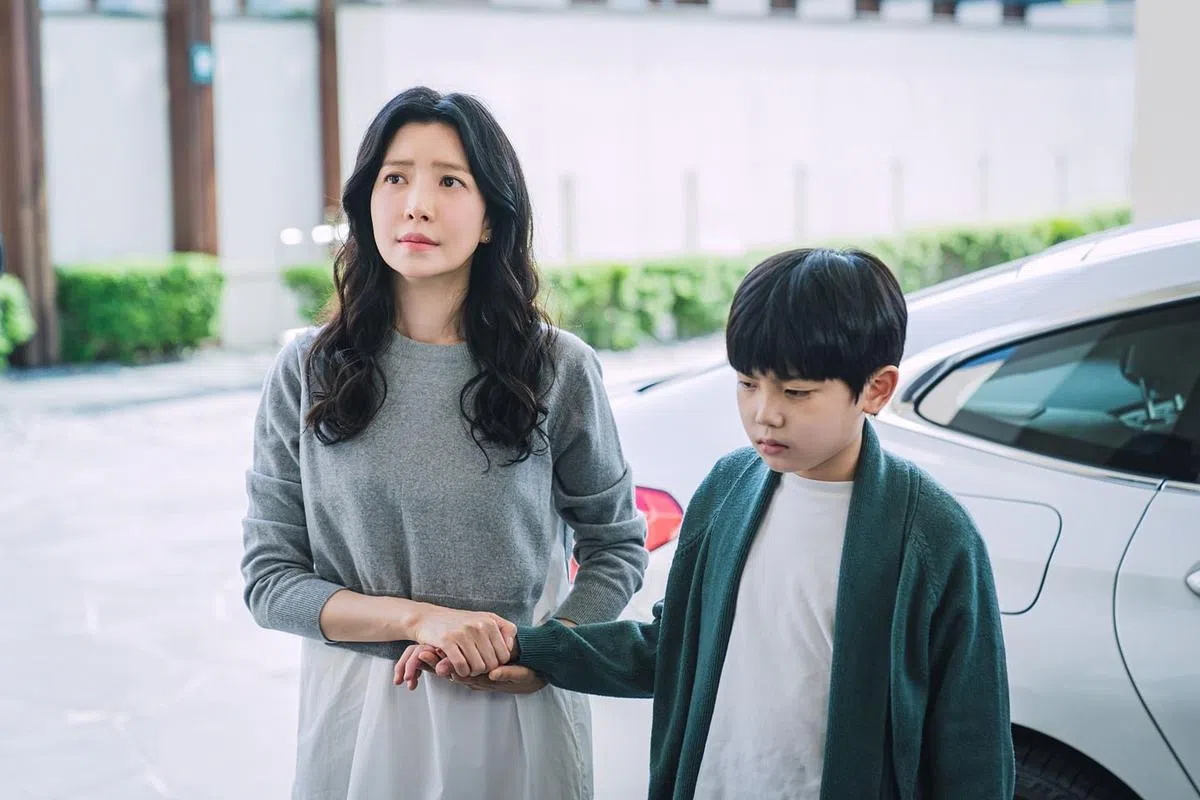 尹世雅在剧中扮演有许多秘密的主播夫人，因为含着金钥匙出生的千金，她把愤怒很惊恐演得细腻和内敛，演出精彩。（tvN提供）