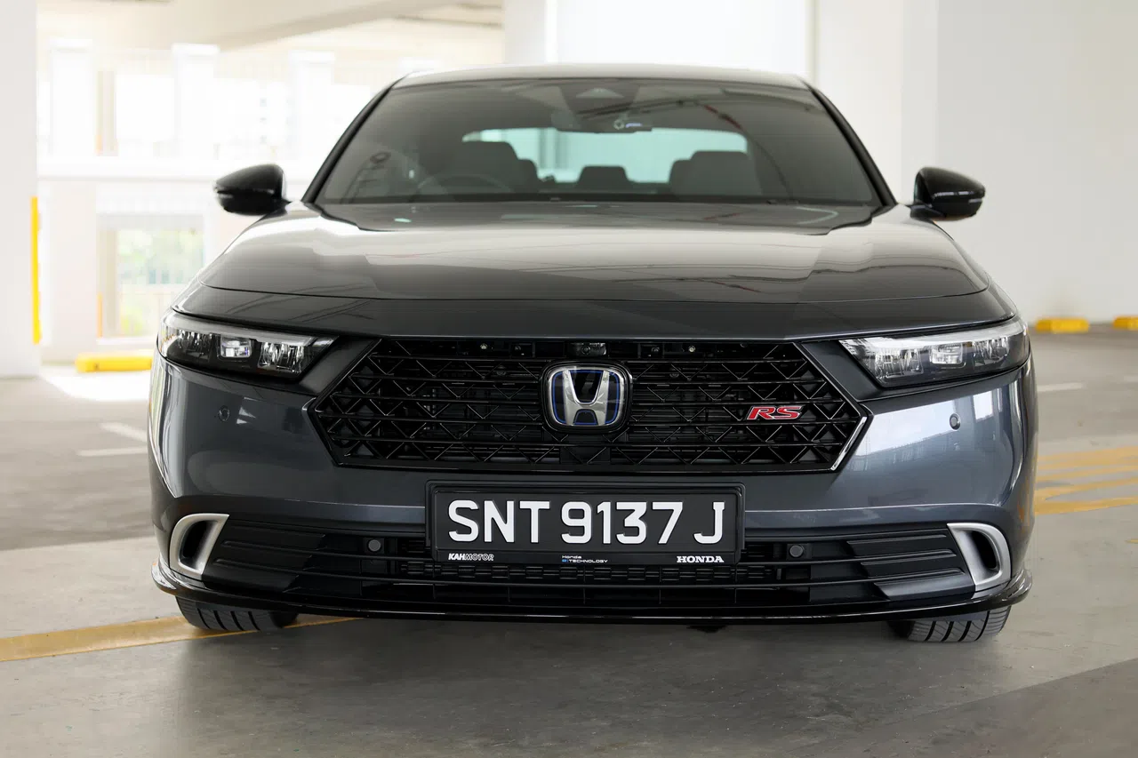 前脸采用扁平设计，六角形黑网状格栅搭配两侧细长尖锐大灯，造形硬朗。（龙国雄摄）