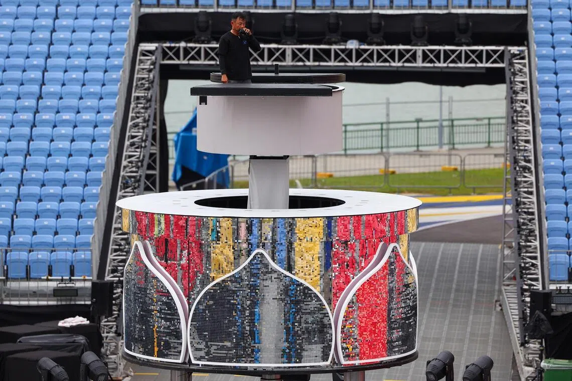 技术彩排是关键的一环，1月29日，技术人员在检查舞台各项设备和运行状况。（林明顺摄）