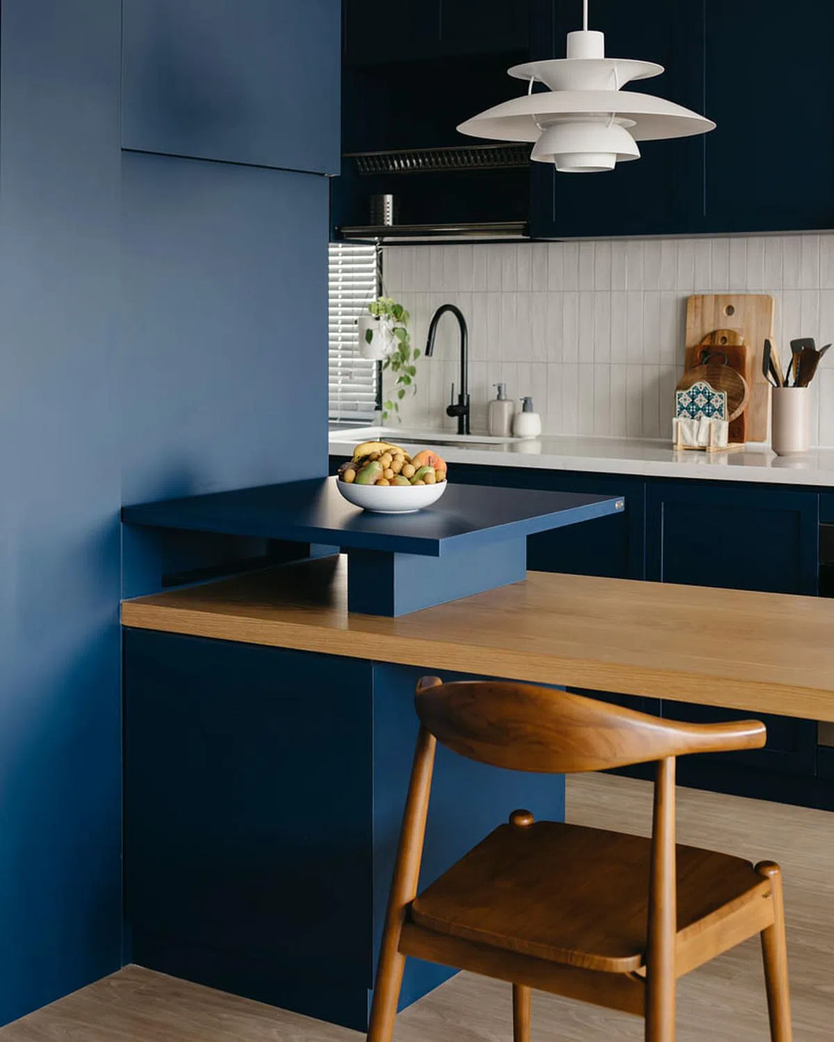 餐桌靠墙的木板设计，放下来可当砧板。（Monocot Studio提供照片，Studio Periphery摄影）