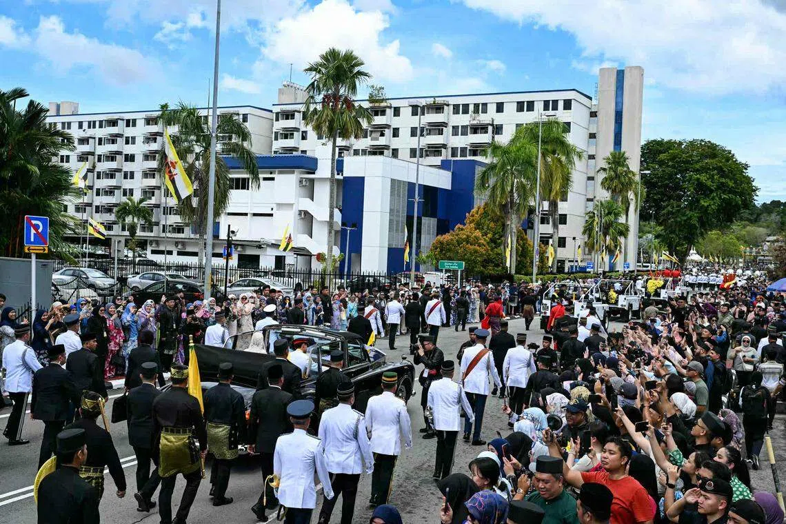 数以千计的文莱民众聚集在首都街头，为的就是要在王子王妃游行时，一睹新人风采并送上祝福。（法新社）