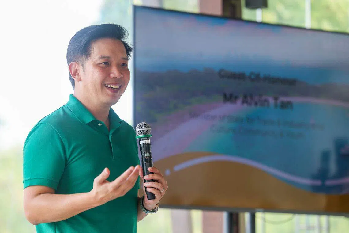 社区及青年部政务部长陈圣辉，带领参观新落成的设施，包括海上运动中心、便利店和豪华露营区。（陈斌勤摄）