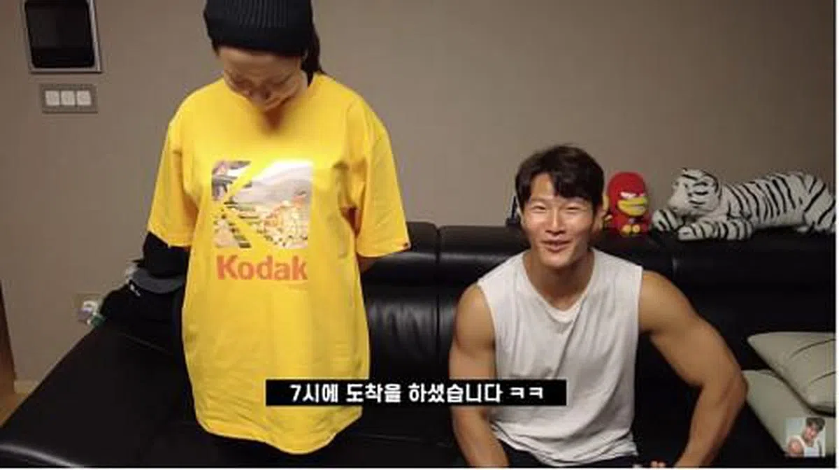 宋智孝担任金钟国网络频道的首位嘉宾却因宿醉迟到，她自己罚站认错。（视频截图）