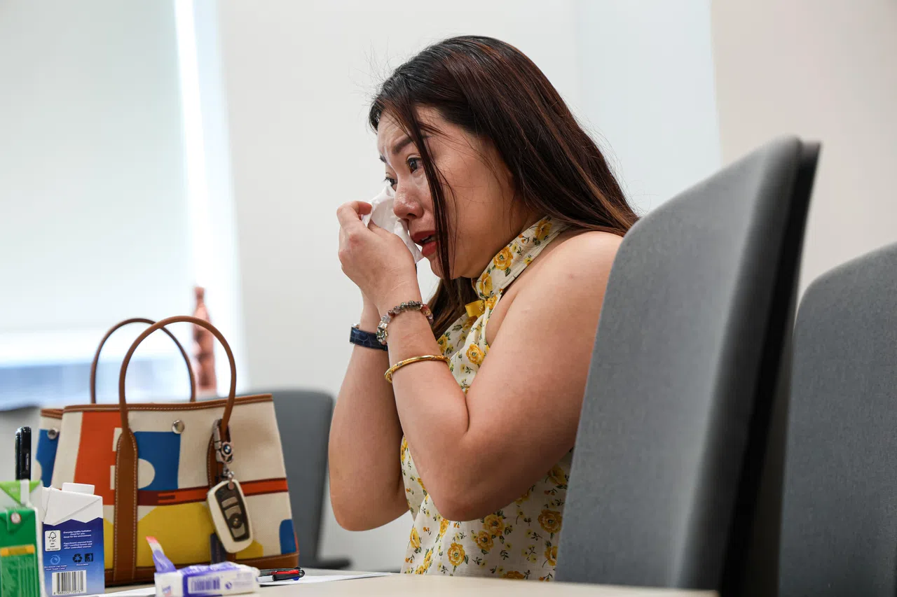 刘月梅回忆女儿治疗的经历几度哽咽，感叹自己当初不敢面对或许会失去女儿，如今她奇迹般地成功抗癌，一天天成长。（关俊威摄）