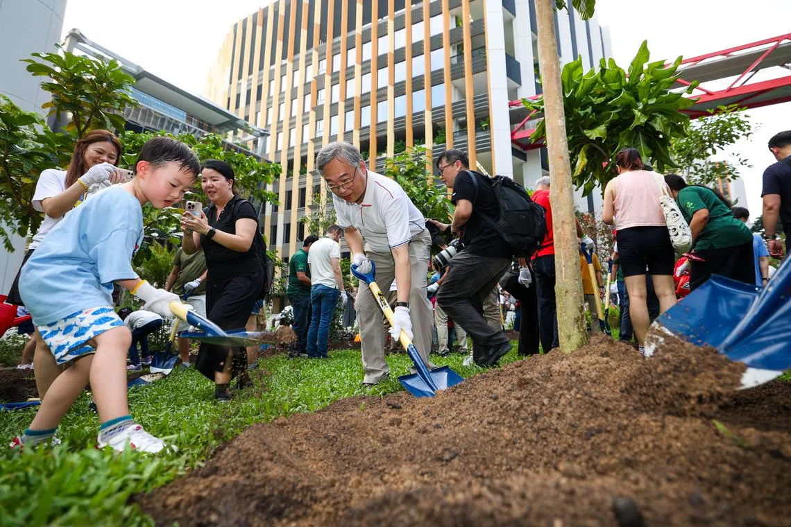 副总理兼贸工部长颜金勇（中）星期六与民众一同在榜鹅历史走道首段开幕仪式上，现场植树，寓意对未来的期许。（林明顺摄）