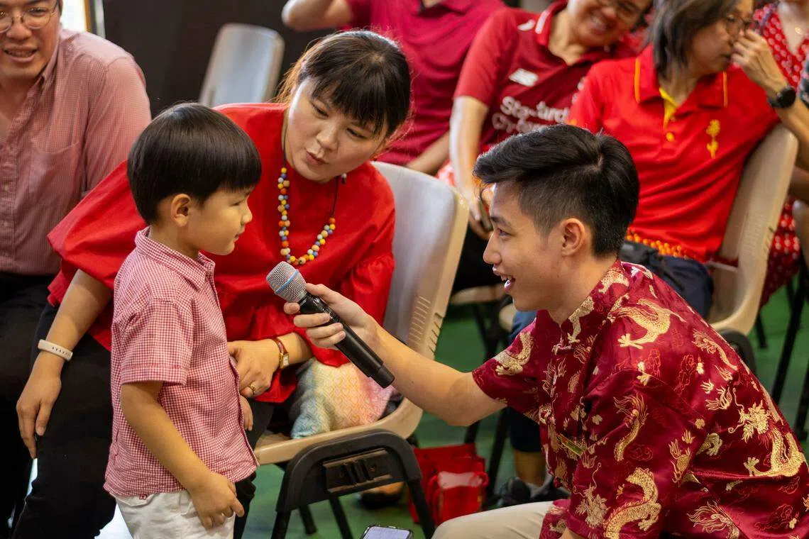 不少老师都携家带眷，和全校学生同欢共乐。（庄燊磊摄）