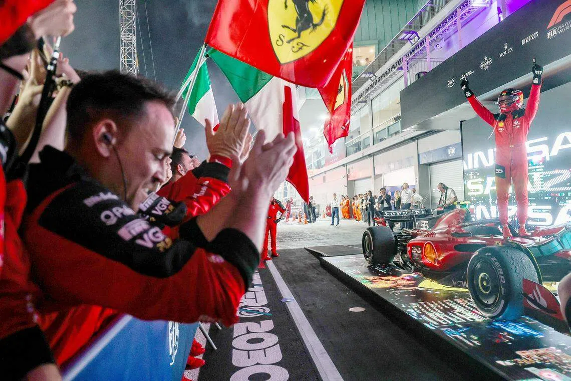 赛恩斯（右）夺得冠军后，站在赛车上热烈庆祝。（关俊威摄）