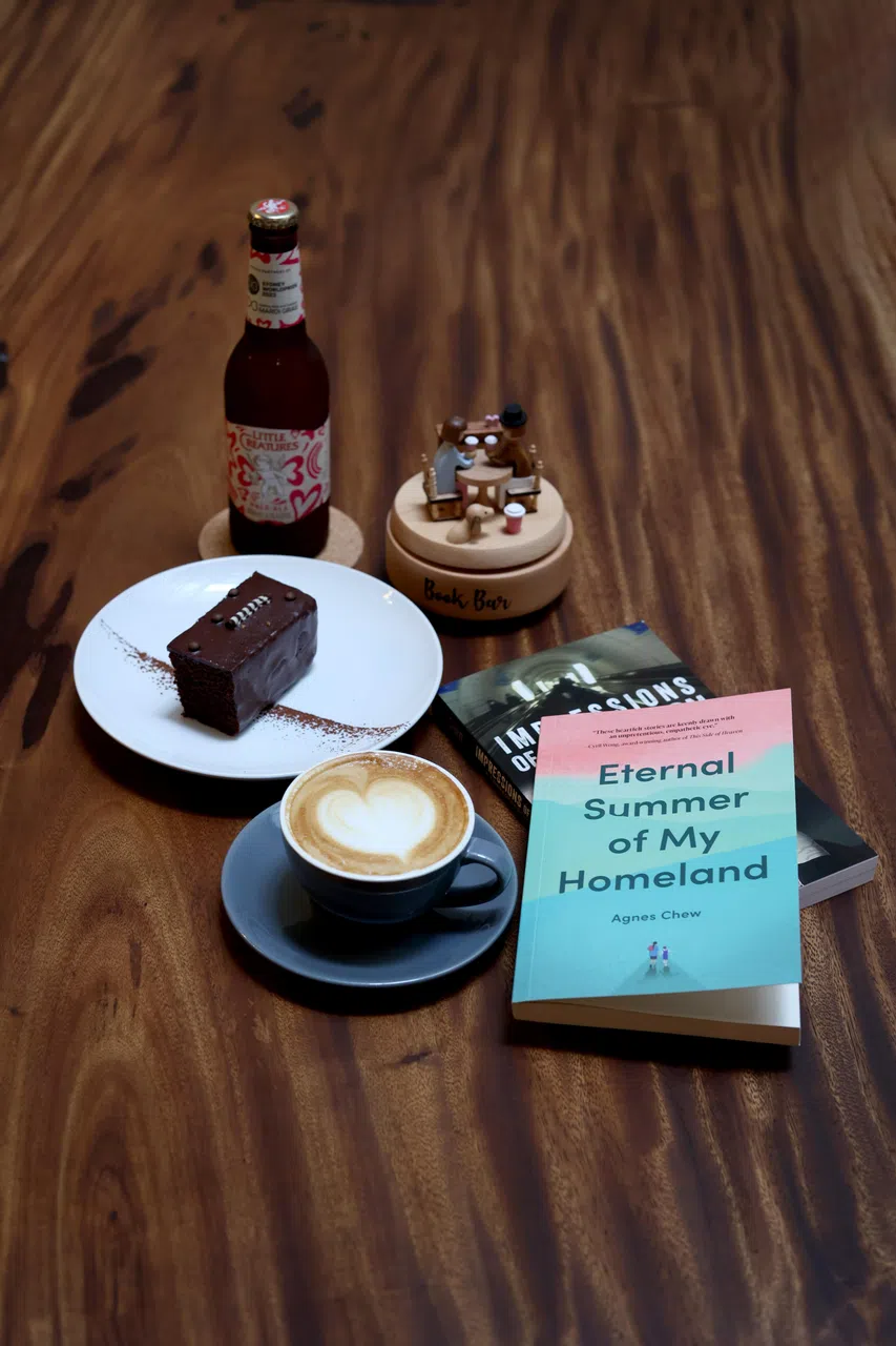 书吧提供酒、咖啡、蛋糕与书。（龙国雄摄）