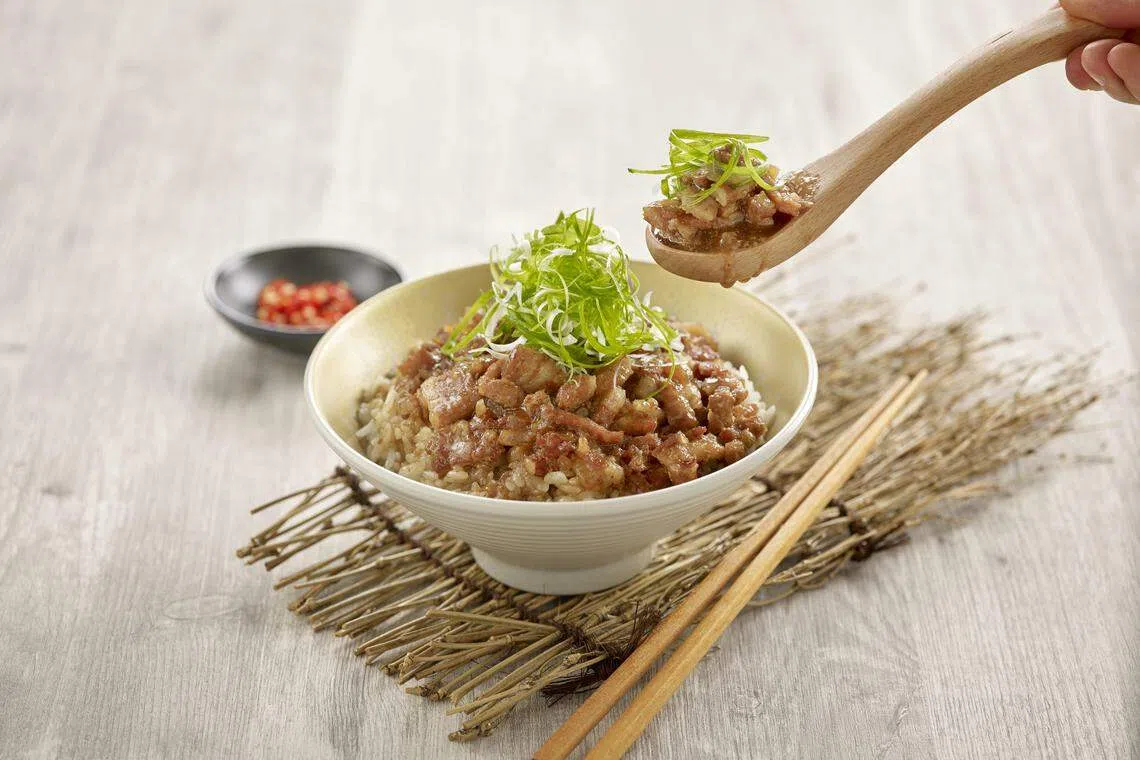 “呷三碗”的经典卤肉饭。（餐馆提供）