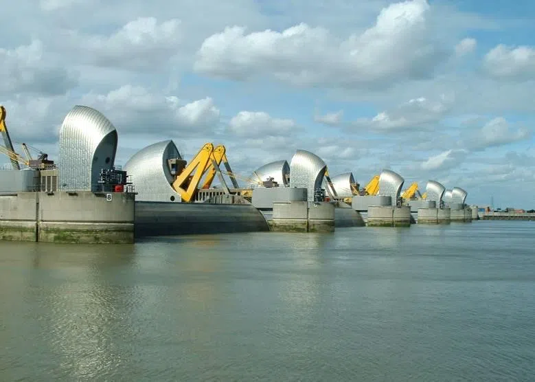 不少国家都建有海岸防护墙，包括英国伦敦市中心的泰晤士河防洪闸（Thames Barrier）1982年投入运作，日常保持敞开以确保船舶通航，遇风暴潮时关闸拦截洪水。（取自Solico Engineering B.V.）