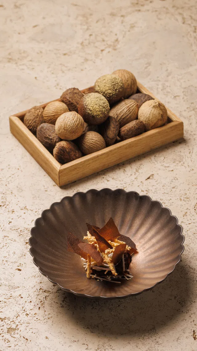 根餐馆的甜品由居林果、黑果及亚答糖组成。（餐馆提供）