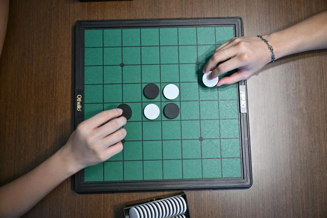 黑白棋是一种两人对弈的策略性棋盘游戏。（海峡时报）