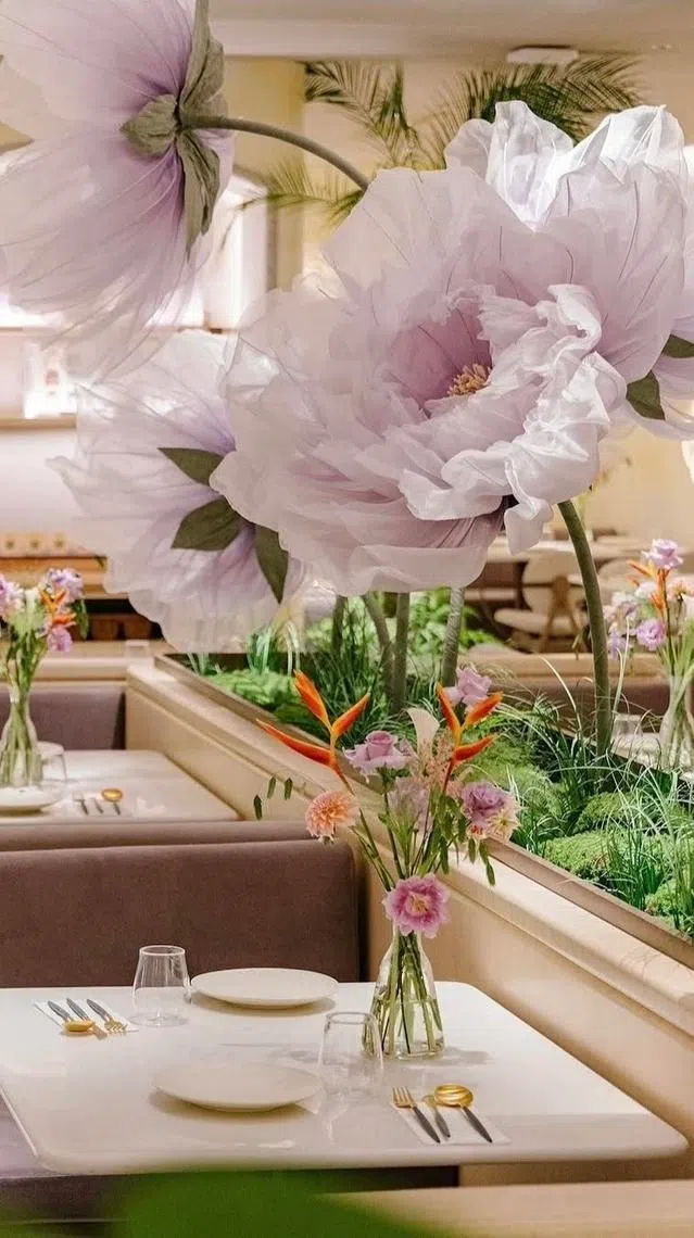 踏入百利宫“花厨”犹如穿梭花丛间，设计以中国牡丹花为主题。（餐馆提供）