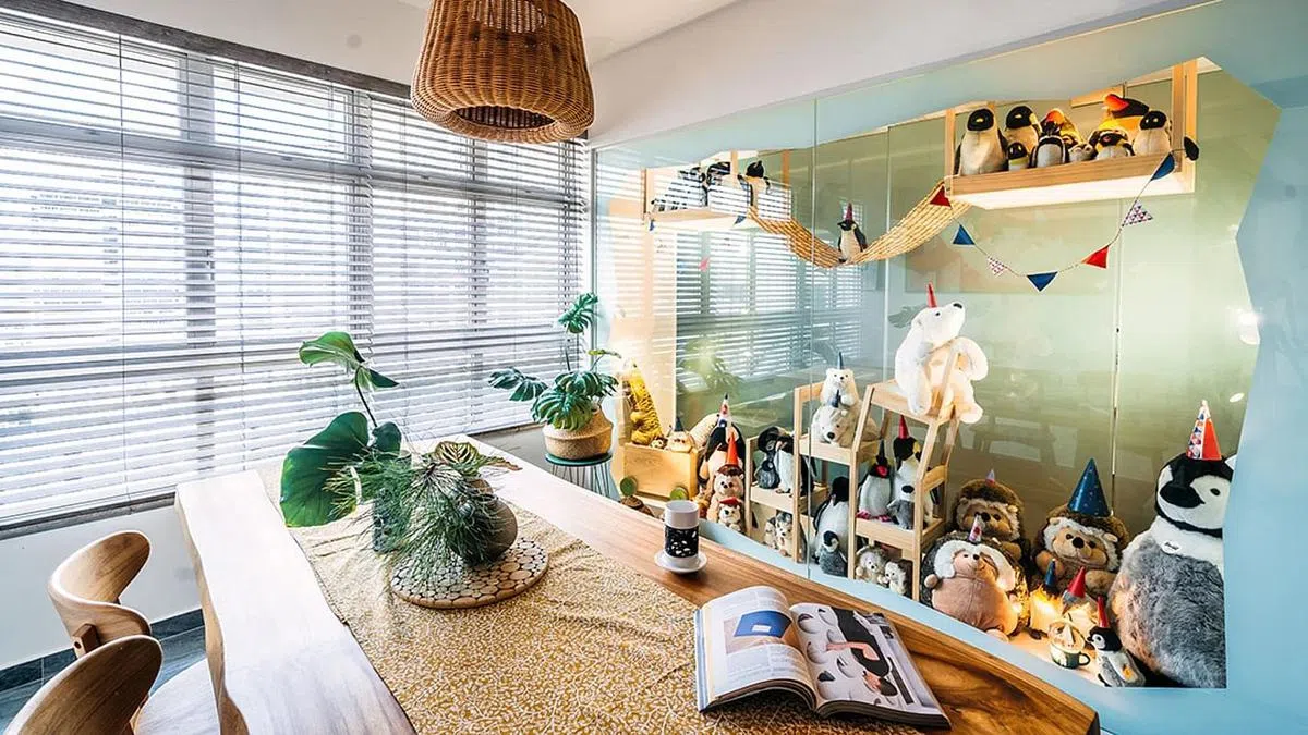 客厅的玻璃橱柜里，展示了屋主收藏的绒毛玩具。（Pivot.sg提供照片）