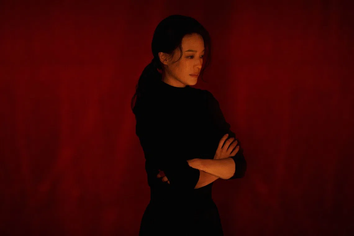 片中的“大她者”（舒淇饰）在“迷魂者”死亡前，用古老的电影术，与他最后一次对话。（Cineaste提供）