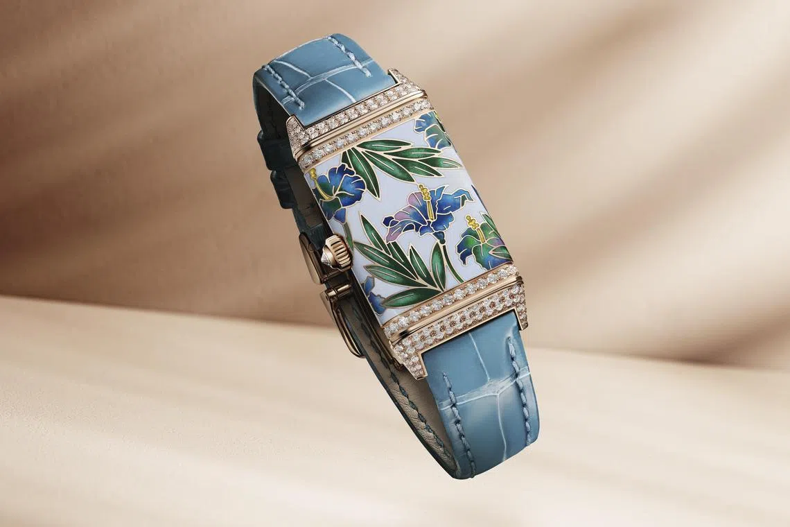 珍稀花卉腕表木槿花珐琅款，精细描画大明火内填珐琅花朵与叶片，由12种颜色的珐琅制成。（积家提供）