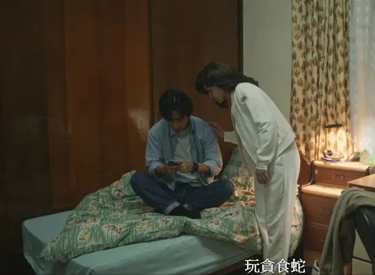 周渝民的角色在剧中用3310型号的手机玩“贪吃蛇”游戏。（互联网）