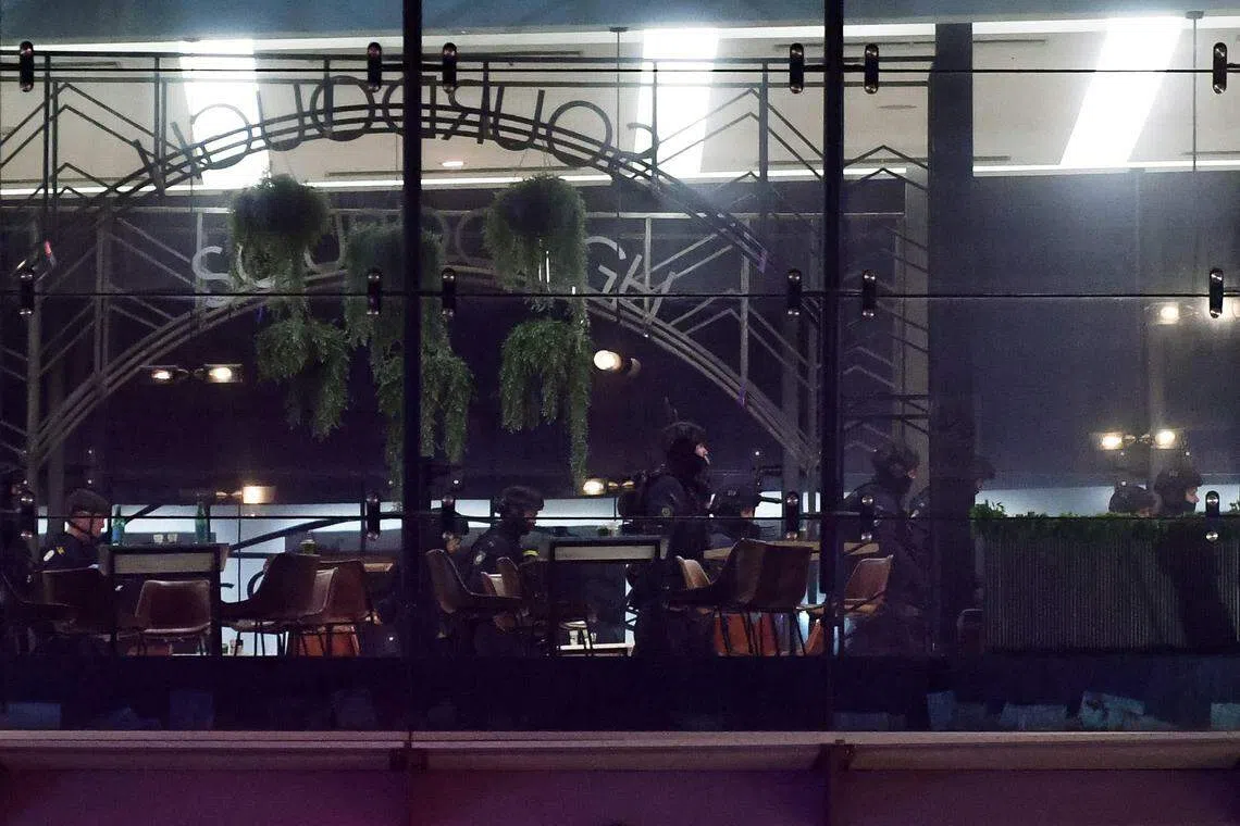 悉尼商场发生狂徒持刀砍人事件，警方出动全副武装的人员赶到现场。（路透社）