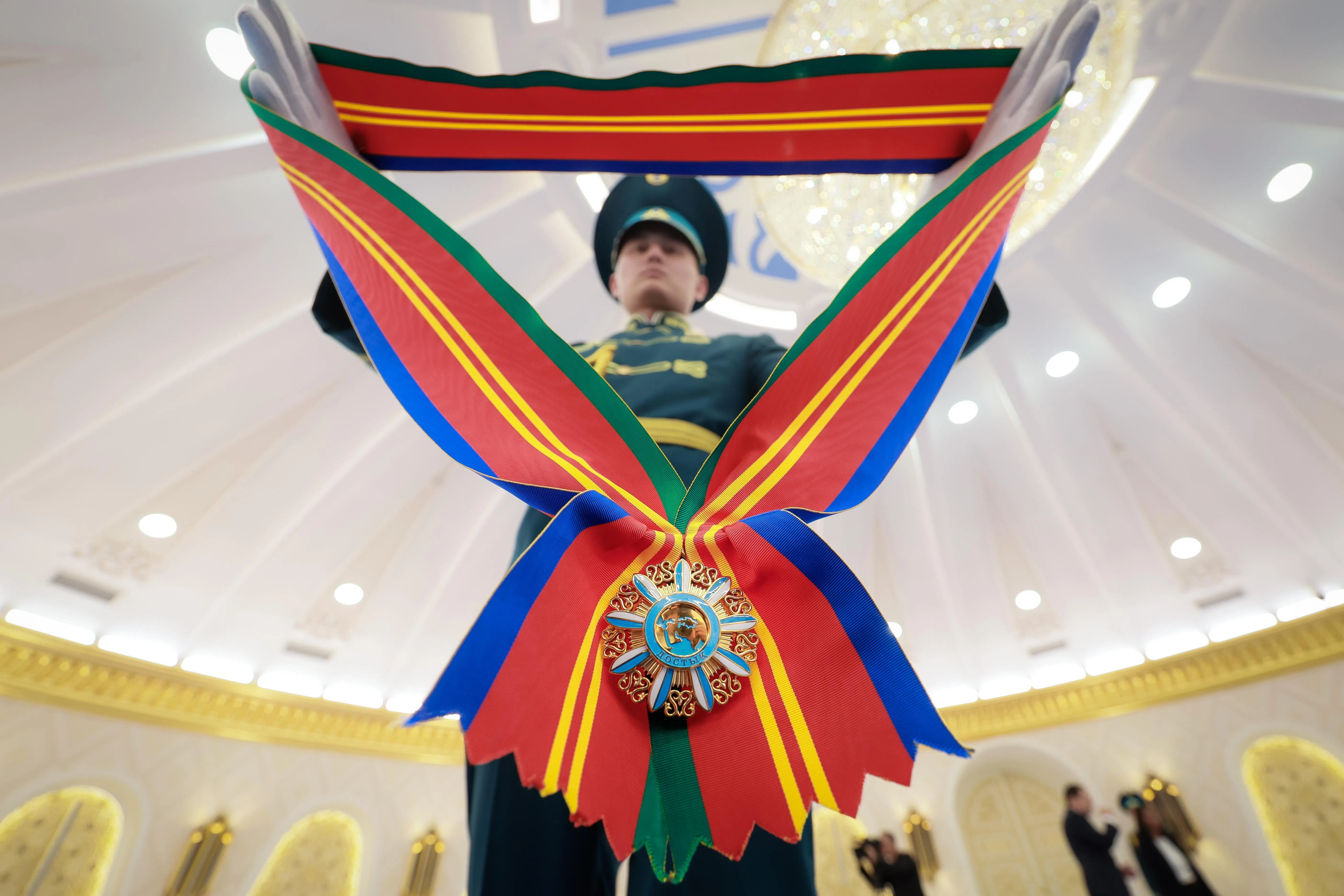 友谊勋章是哈萨克斯坦的国家勋章之一，表扬为促进和平、友谊与合作作出贡献的人士。（海峡时报）
