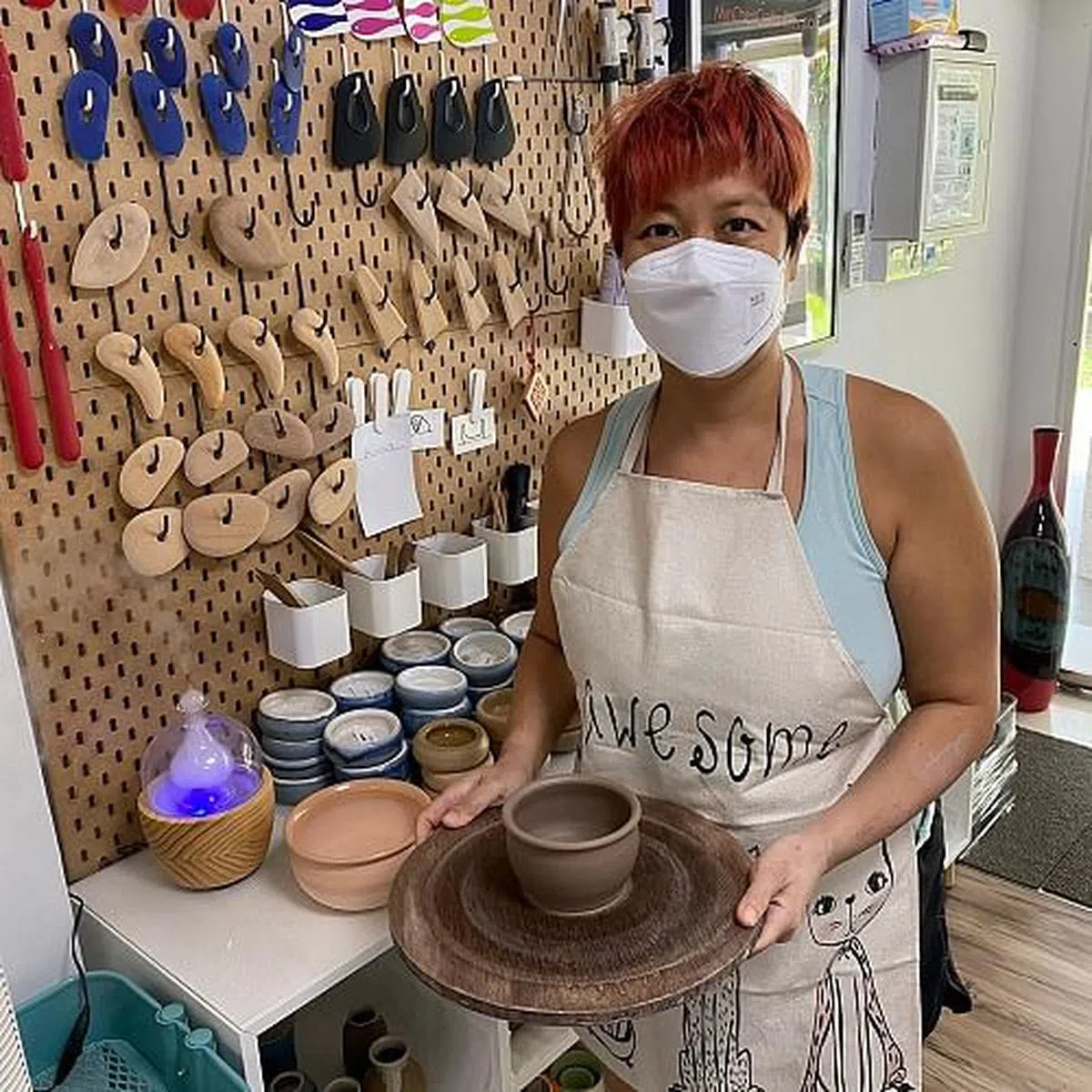 叶英玉50岁后才学陶艺，还创业卖自制陶土耳环。(图／受访者提供)