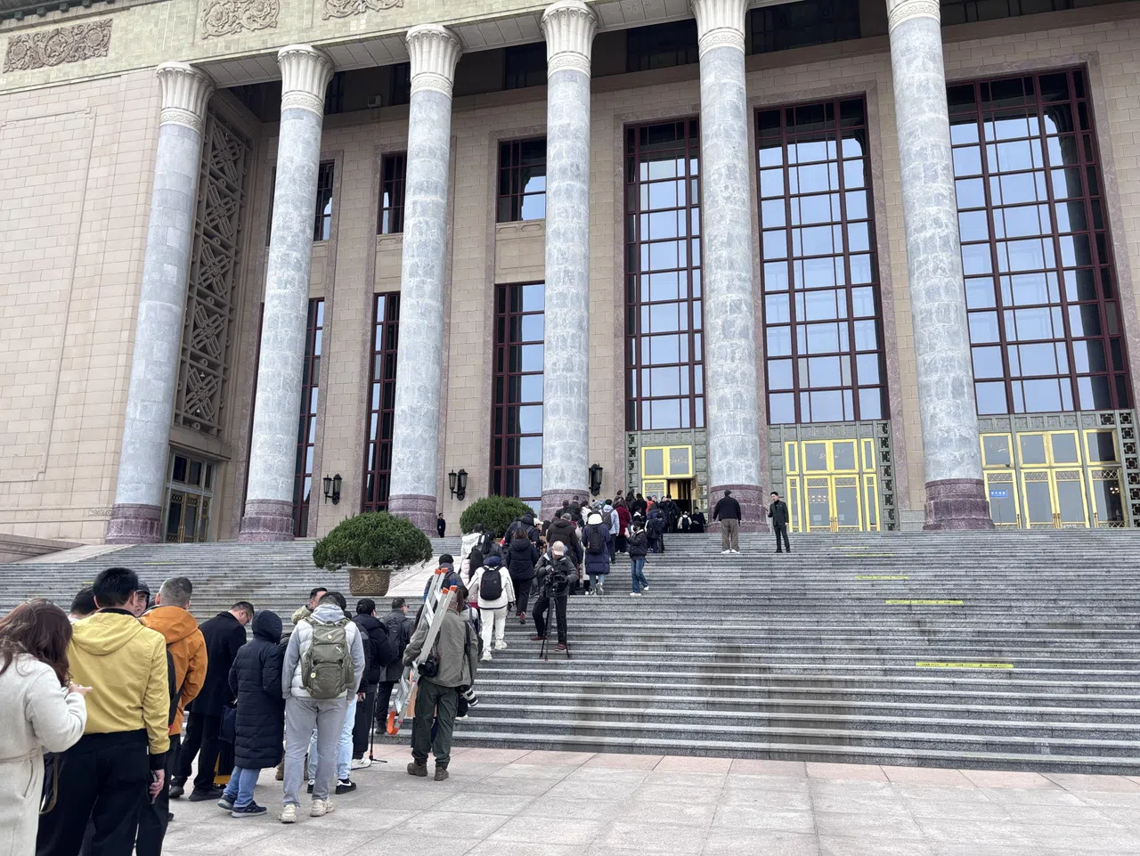 人民大会堂下午2时开放记者入场安检。（黎康摄）