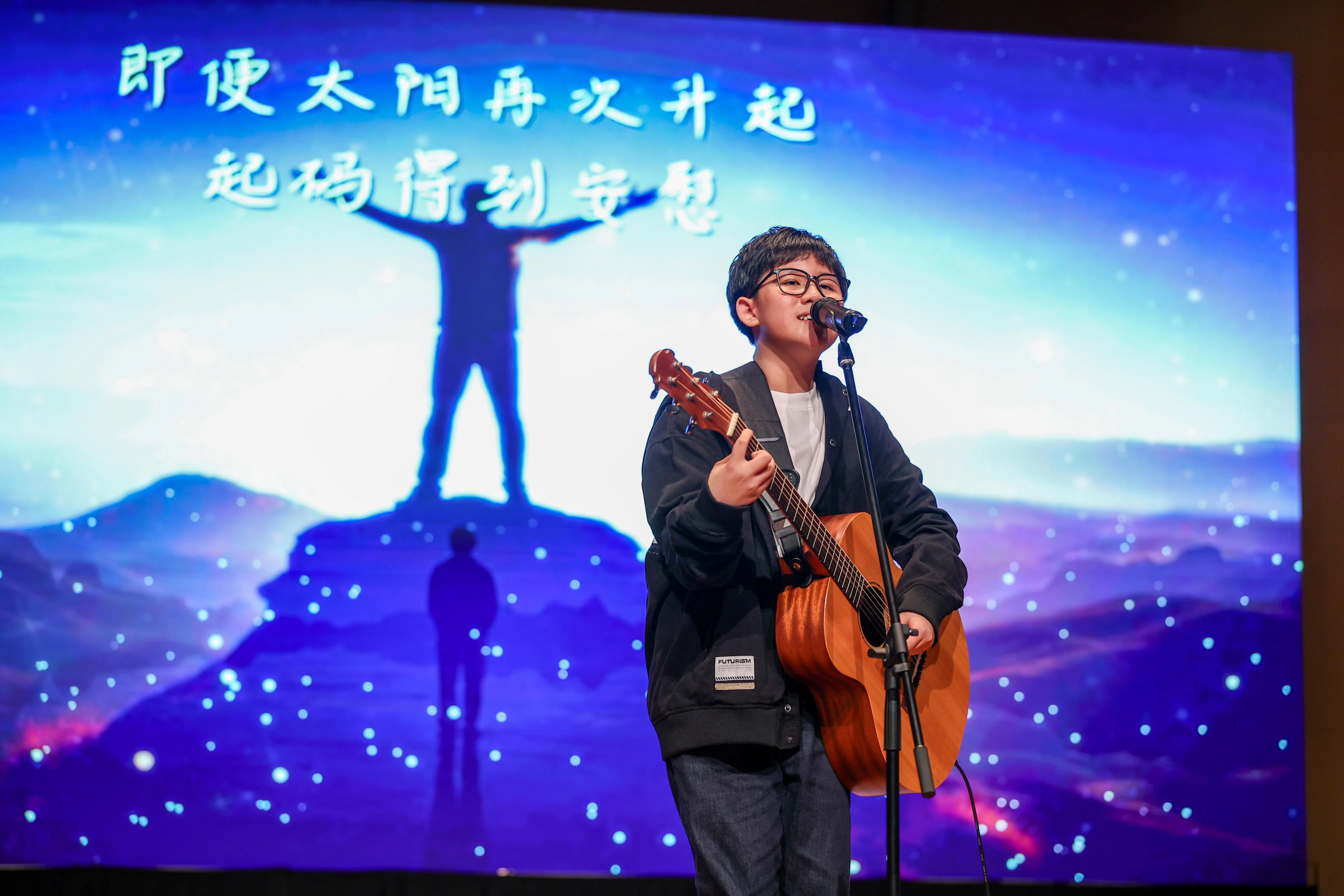 裕华中学的陈宥锜是唯一入围歌唱组（独唱）的男参赛者，凭着稳定的台风和细腻的情感诠释，赢得评审青睐，夺得冠军。（蔡家增摄）