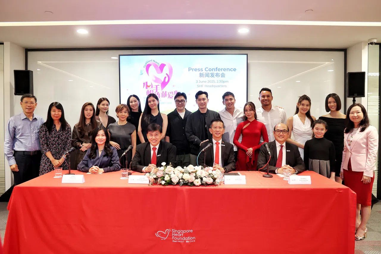新加坡心脏基金会与新传媒时隔20年合作举办筹款演出《心手相连献爱心》，众多艺人出席记者会。（新明日报提供）