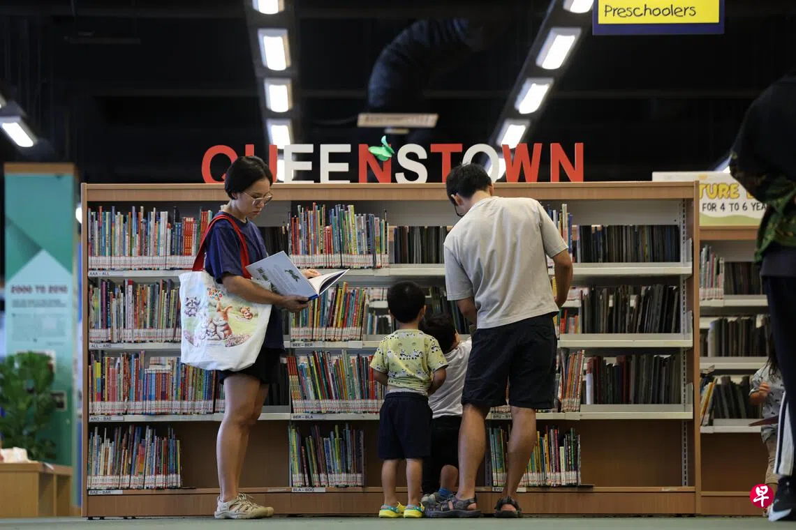 女皇镇图书馆对一些年轻家长来说充满他们学生时代的回忆，在8月30日闭馆翻新前一天，他们带孩子来借书，或给他们念故事，缅怀一番。 （关俊威摄）