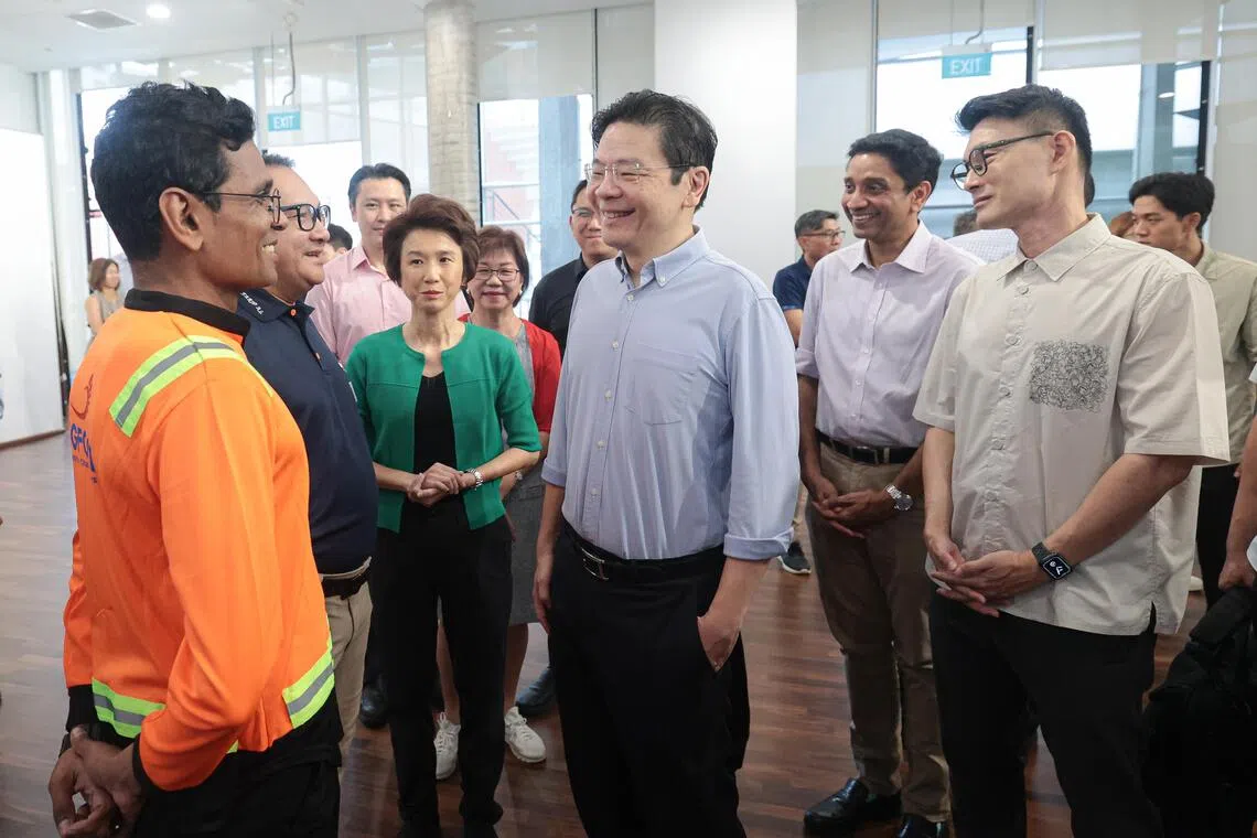 黄循财总理（前中）星期四在达曼裕廊民众俱乐部，和通过社理会职业配对计划找到工作的居民交流。出席新计划推介仪式的包括西南区市长兼市长委员会主席刘燕玲（左四）、东北区市长马炎庆（右一）、东南区市长迪内希（右二）、中区市长潘丽萍（左五）、西北区市长任梓铭（左六，被遮挡），以及西海岸—裕廊西集选区议员黄伟中（左三）。（李冠卫摄）