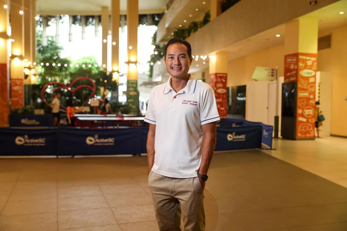 首次参选的陈杰豪在冠病疫情期间当选，接见选民活动恢复实体形式后，仍有很多人通过电邮和社交媒体平台求助。常见的居民问题涵盖生活费、住房选址、财务困难和邻里纠纷等。（白艳琳摄）