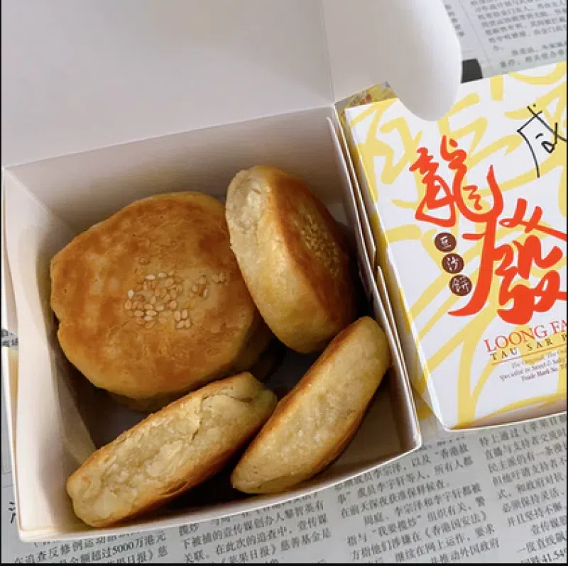 喝一口茶，配一口绿茶豆沙饼，满嘴香气。（龙发脸书）