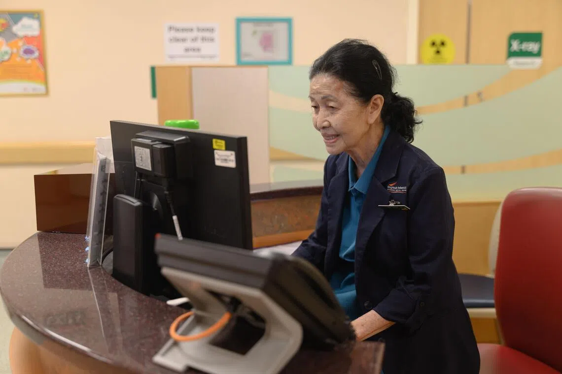 黄玉云的工作包括为病患登记。在工作上使用电脑也难不倒她。（特约黄𬀩捷摄）