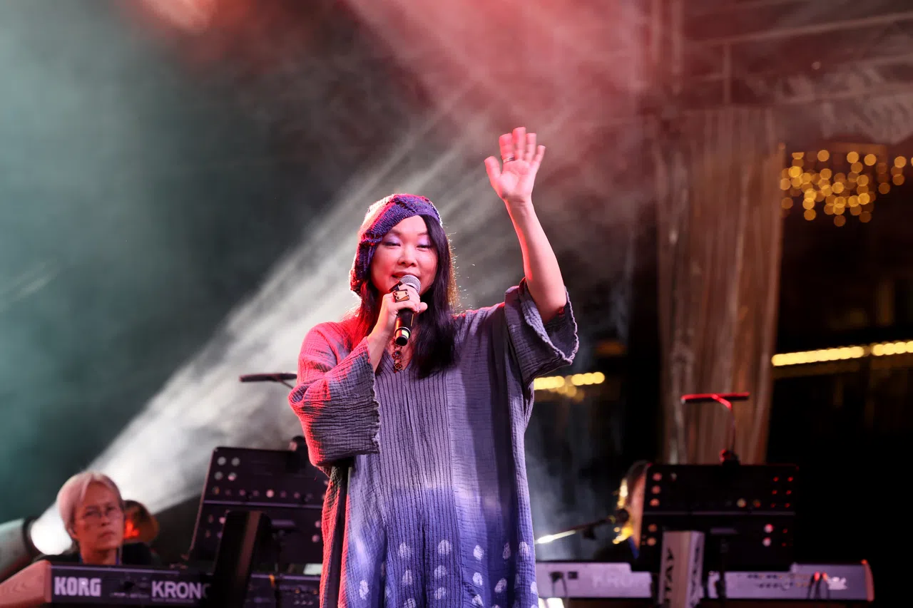 许美静7月初参与《联合早报》“传唱百年——当新谣邂逅民歌”演出。（龙国雄摄）