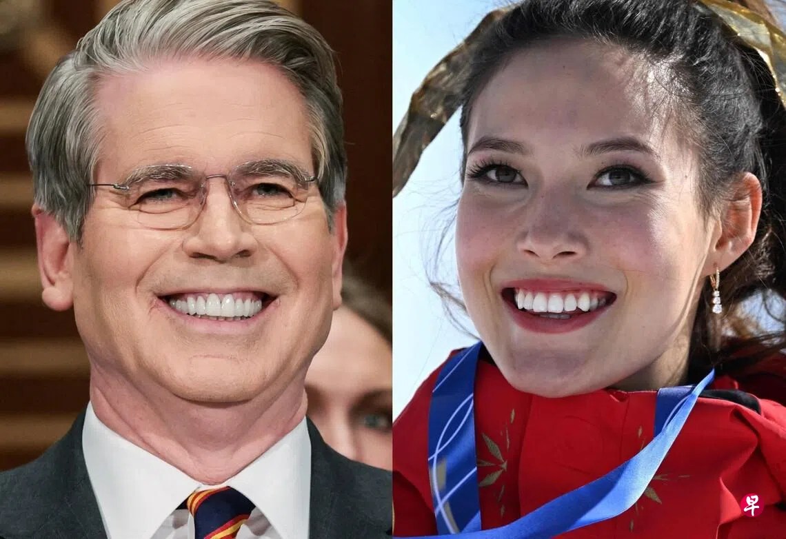 美国出生的中国明星滑雪运动员谷爱凌（右），再次代表中国夺得奥运金牌，引发美国政要批评。美国财长贝森特批评谷爱凌代表中国的决定形同“出卖”。 （路透社组图）