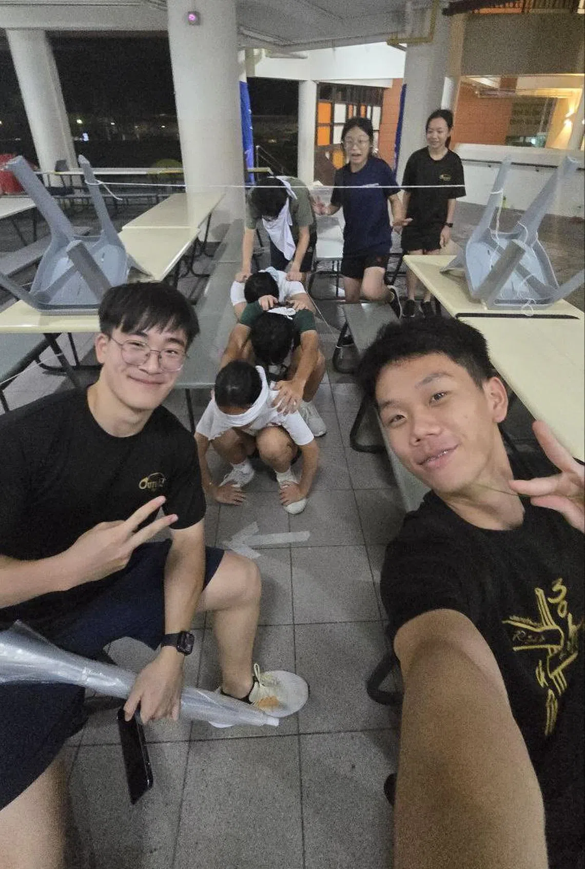 从常见的户外情景到较罕见的突发状况，这些模拟游戏让新生绞尽脑汁想尽办法解决。（华侨中学高中部陈思亮摄）